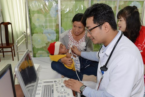 Siêu âm để xác định tình trạng tim của trẻ.